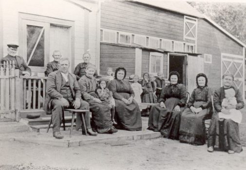 07-MHA-054.056_Mennonite_families_at_Rosenbach_1919-768x532